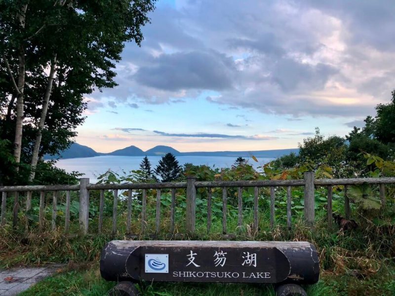 札幌からのドライブにおすすめの支笏湖 透き通る湖水の絶景スポット